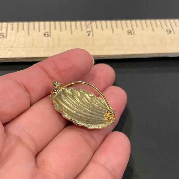 Vintage MCM gold tone Clam shell sea shell cockle french hook pin brooch texture - Picture 10 of 10
